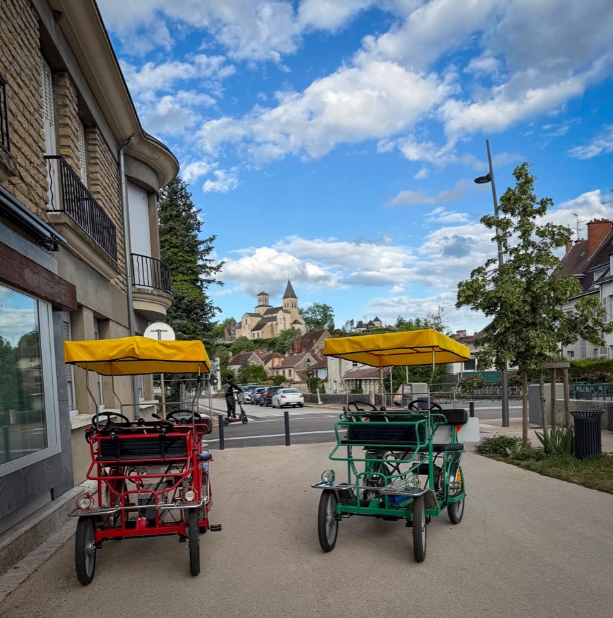 Les deux rosalies rouge et verte du Tour de Rosalie dans le centre de Châtillon-sur-Seine